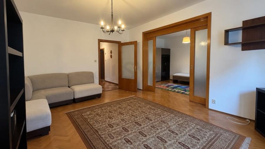 Apartament cu 3 camere decomandat în Victoriei