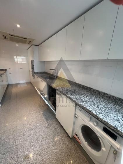 Apartament cu 4 camere semidecomandat în Kiseleff