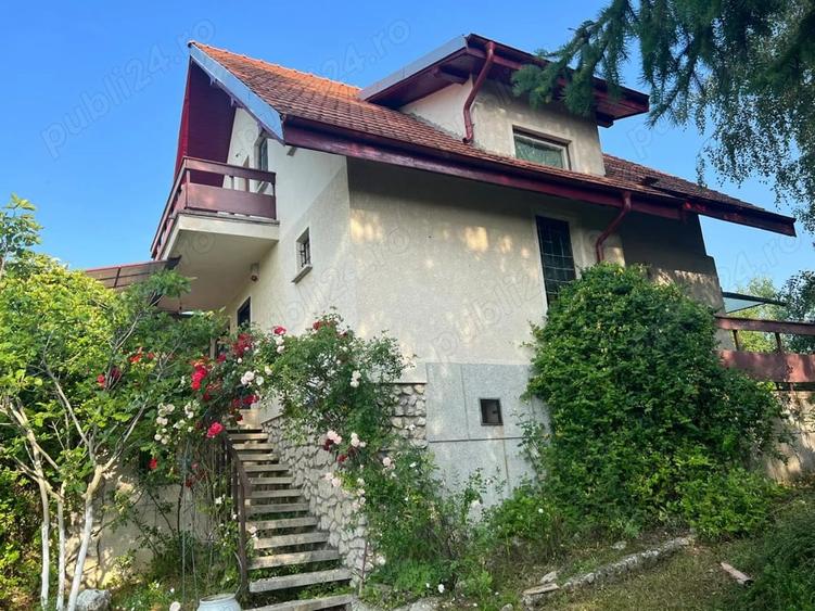 Casă cu 4 camere în Vărzaru