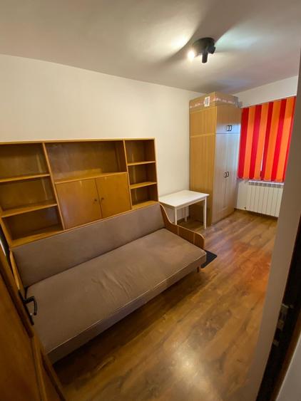 Apartament cu 3 camere semidecomandat în Spitalului