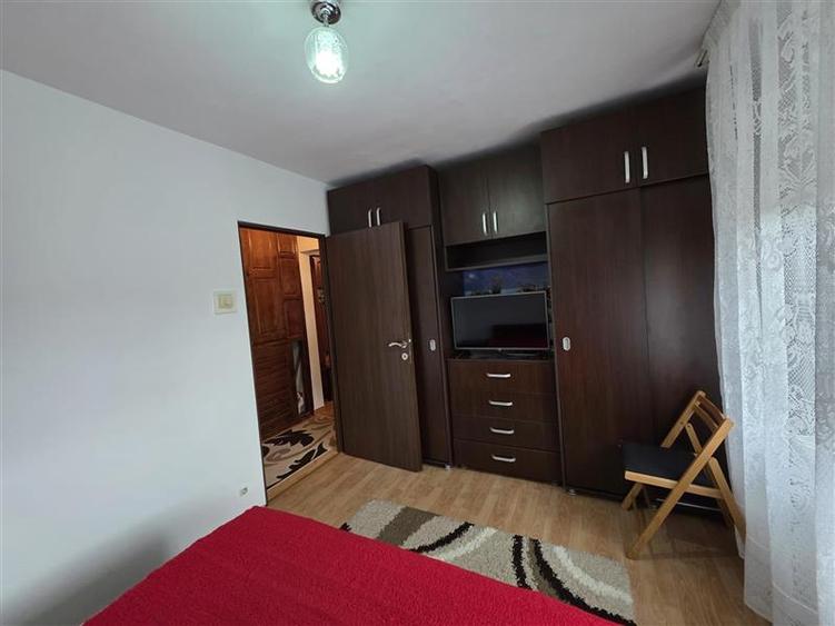 Apartament cu 2 camere semidecomandat în 1 Decembrie