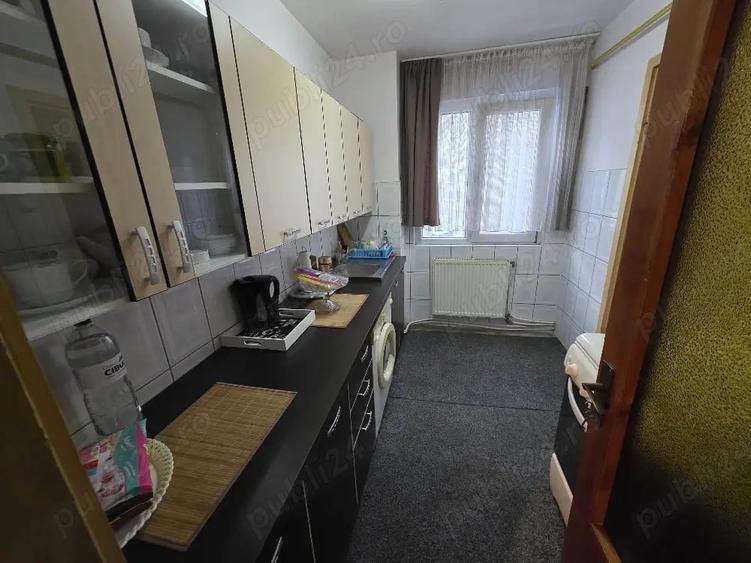 Apartament cu 3 camere semidecomandat în Micro II