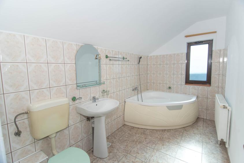 Casă individuală cu 4 camere cu Canalizare în Exercițiu