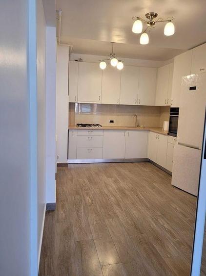 Apartament cu 3 camere decomandat, mobilat în Tractorul