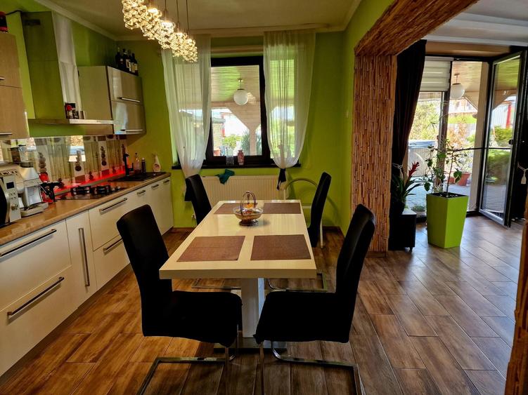 Casă cu 4 camere în Central