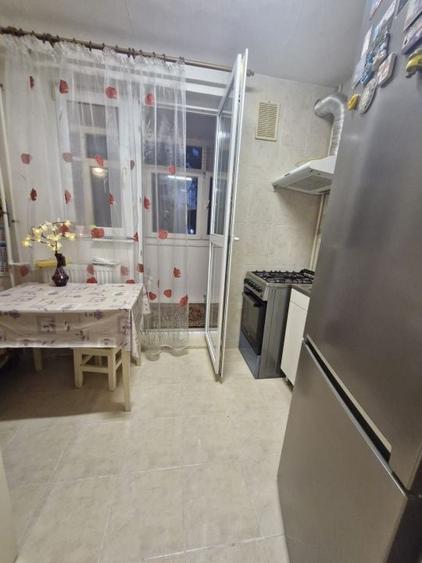 Apartament cu 3 camere semidecomandat, mobilat în Titan