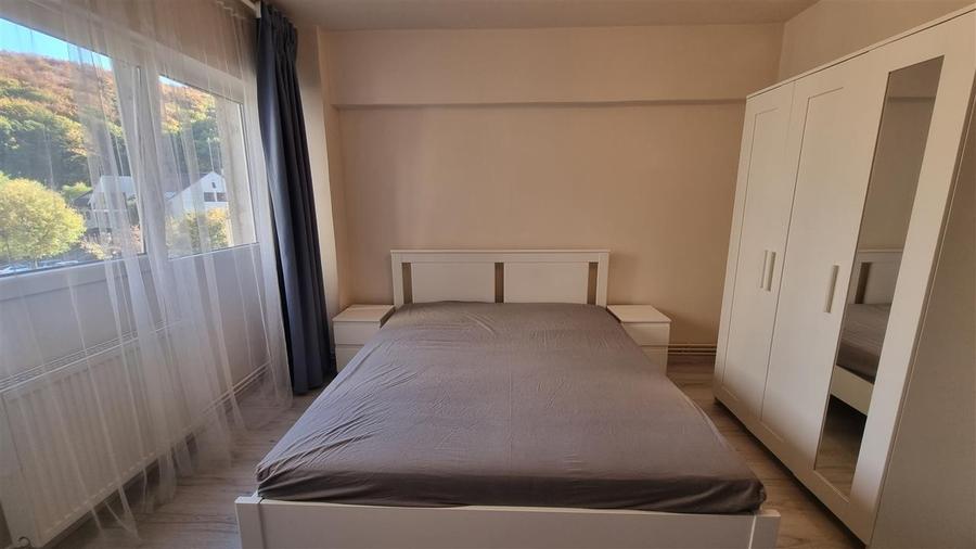 Apartament cu 3 camere decomandat, mobilat în Răcădău