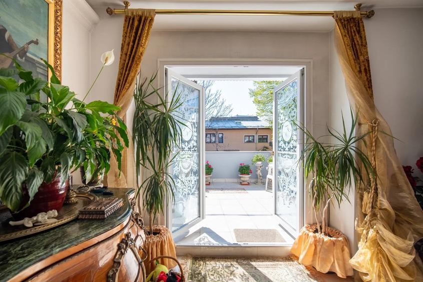 Casă individuală cu 10 camere cu Canalizare în Aviatorilor