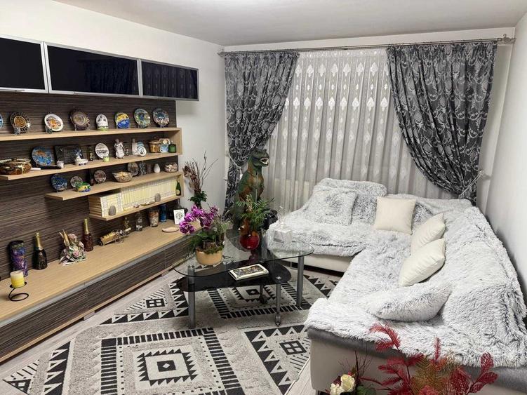 Apartament cu 3 camere decomandat în Cheriu