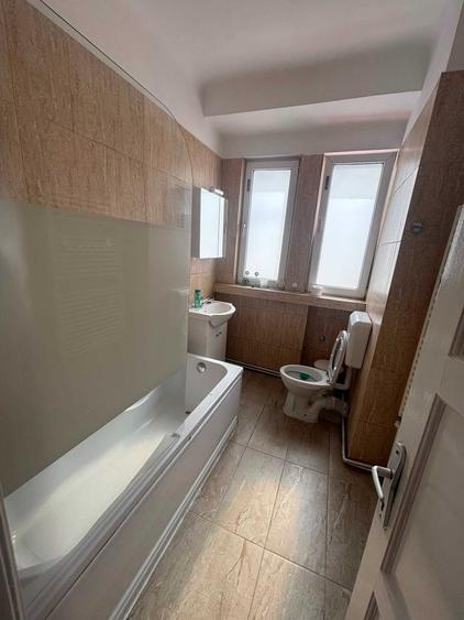 Apartament cu 3 camere semidecomandat în Romană
