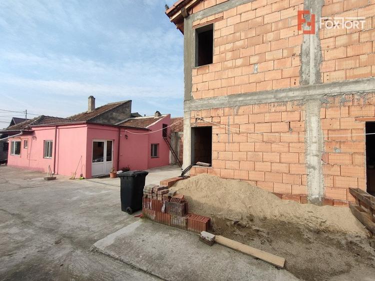 Casă individuală cu 8 camere cu Canalizare în Girocului