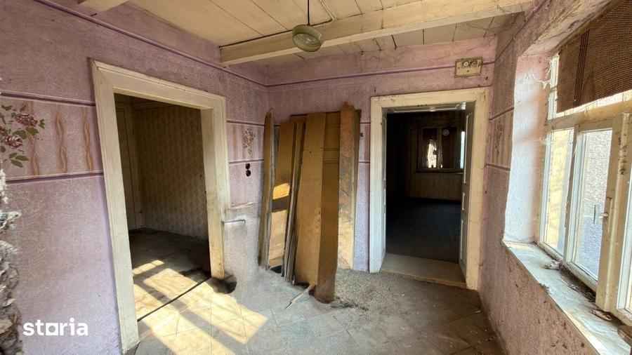 Casă cu 4 camere semidecomandat cu Teren 2948 Mp în Tiream