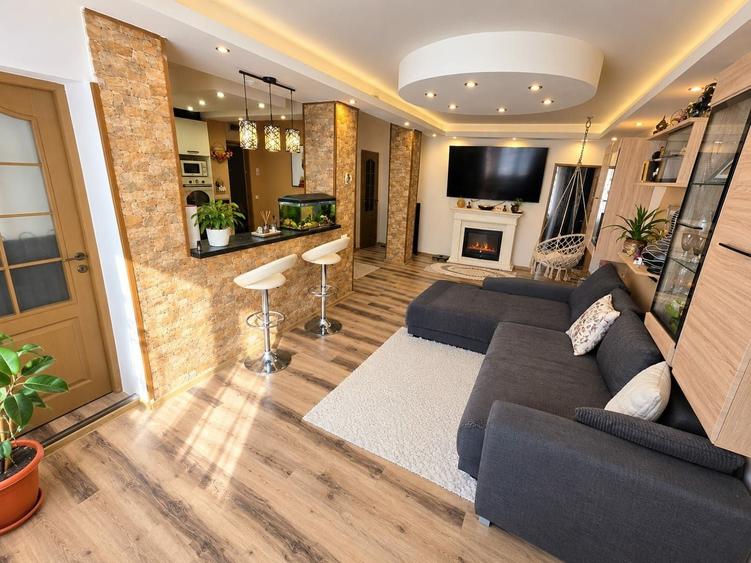 Apartament cu 3 camere decomandat în Exterior Vest