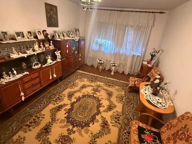 Apartament cu 4 camere decomandat în Craiovița Nouă