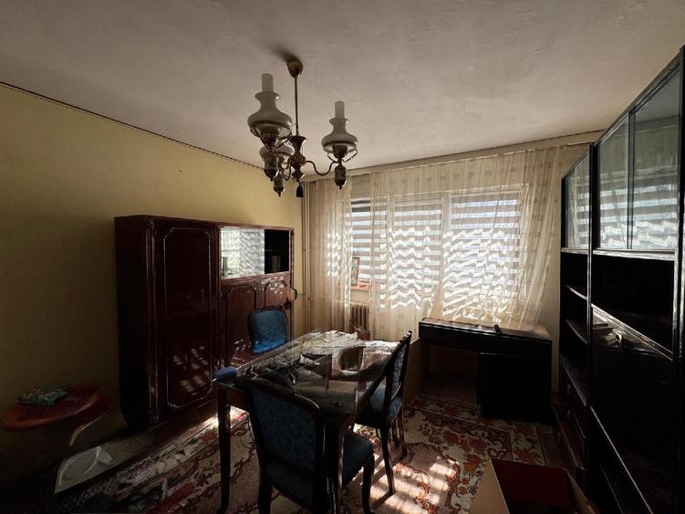 Apartament cu 3 camere semidecomandat în Craiovița Nouă