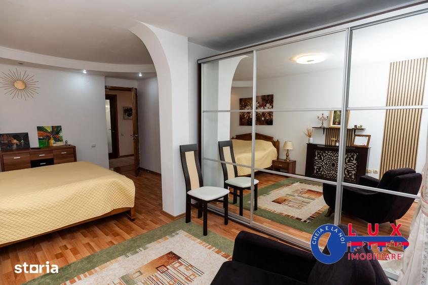 Casă cu 7 camere cu Teren 275 Mp în Central