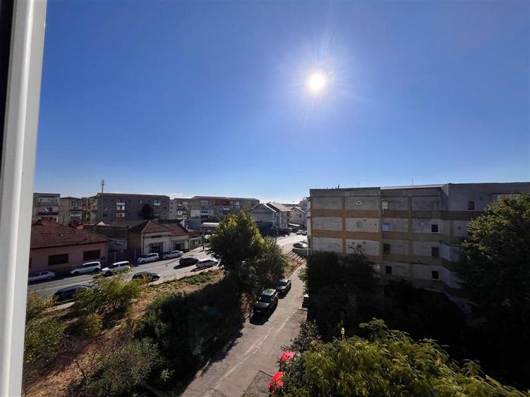 Apartament cu 2 camere semidecomandat, mobilat în Central