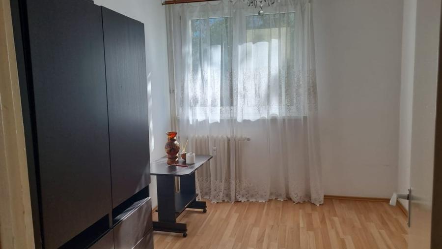 Apartament cu 3 camere decomandat în Titan