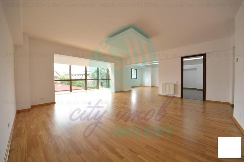 Apartament cu 5 camere semidecomandat în Kiseleff