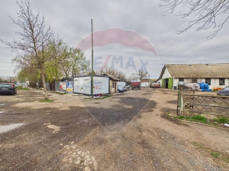 Spațiu industrial, de 7,850 mp, în Periferie