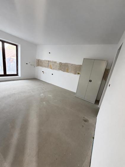 Casă individuală cu 5 camere cu Teren 348 Mp în Periferie