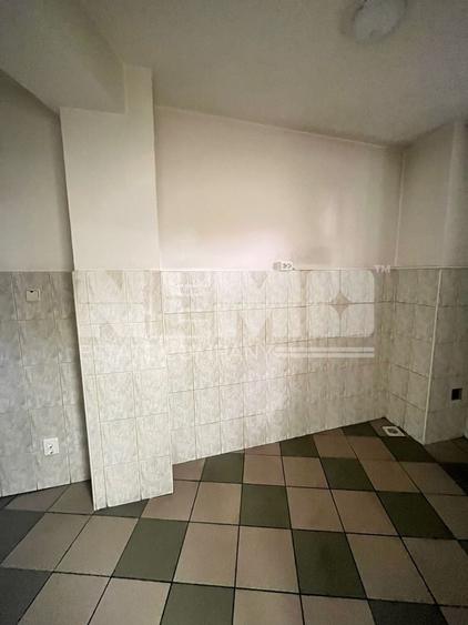 Birou, de 685 mp, în Policlinica