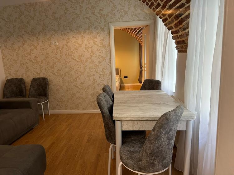 Apartament cu 2 camere semidecomandat, mobilat în Centrul Istoric
