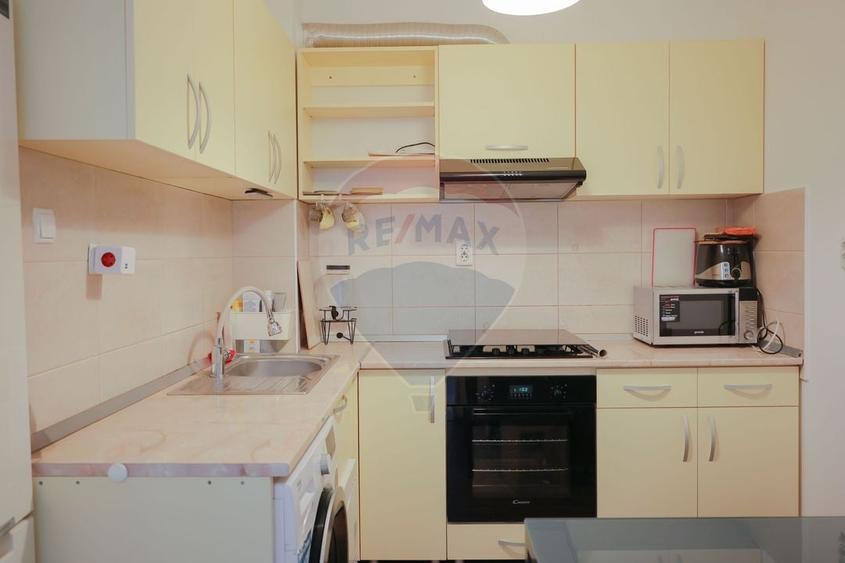 Apartament cu 3 camere semidecomandat, mobilat în Nufărul