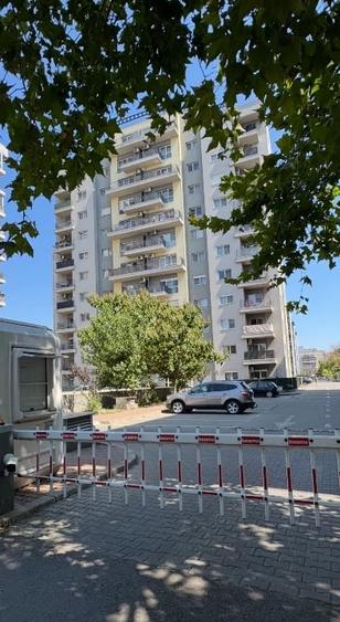 Apartament cu 3 camere semidecomandat, mobilat în Titan