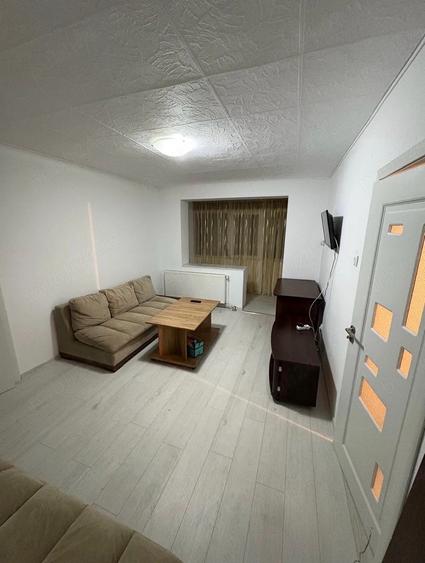 Apartament cu 2 camere semidecomandat în Craiovei