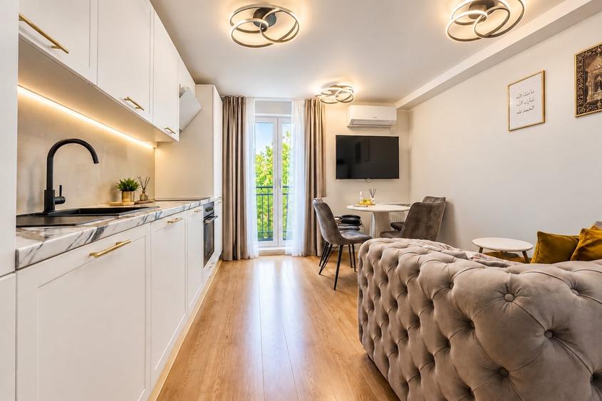 Apartament cu 3 camere semidecomandat, mobilat în Central