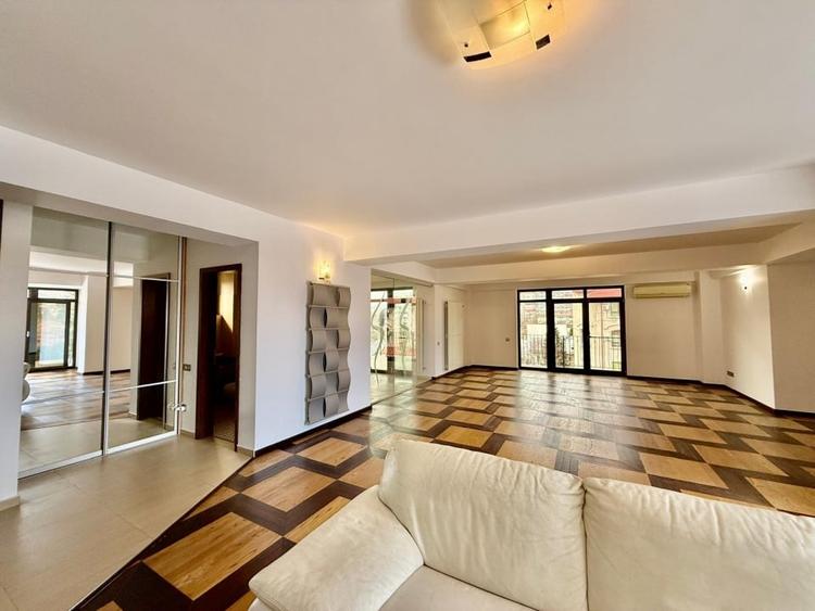 Penthouse cu 4 camere decomandat în Aviatorilor