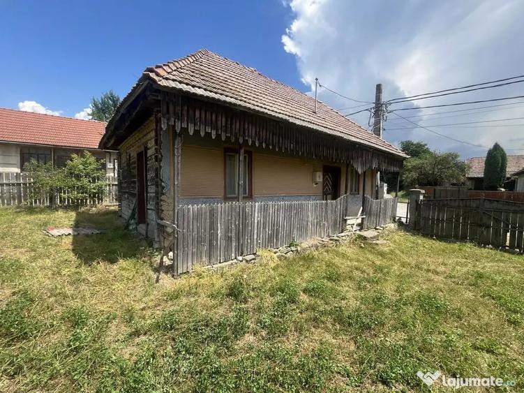 Casă cu 2 camere cu Teren 1424 Mp în Păpăuți