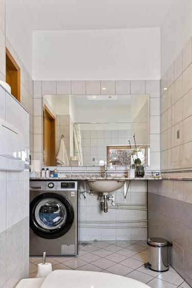 Apartament cu 8 camere semidecomandat, mobilat în Capitale