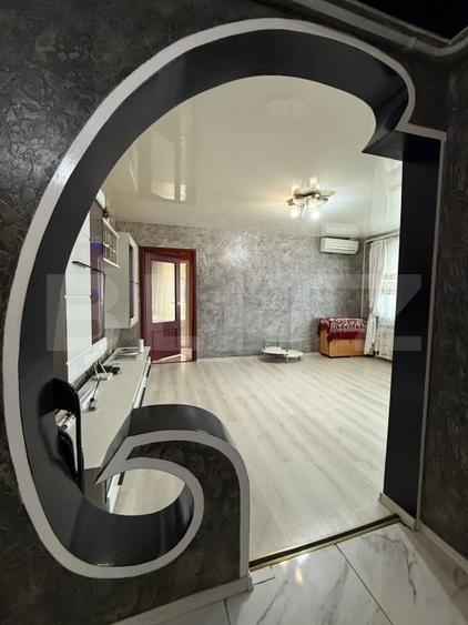 Apartament cu 3 camere semidecomandat, mobilat în Micro 17