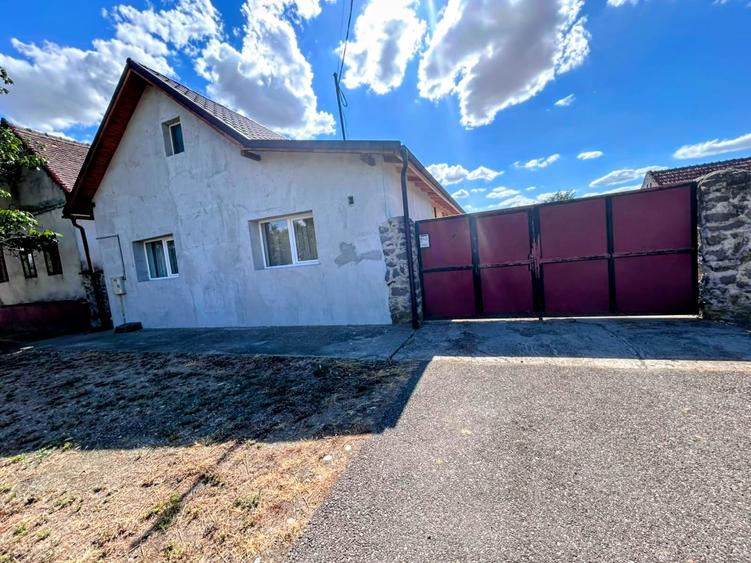 Casă individuală cu 5 camere cu Teren 1800 Mp în Chizătău