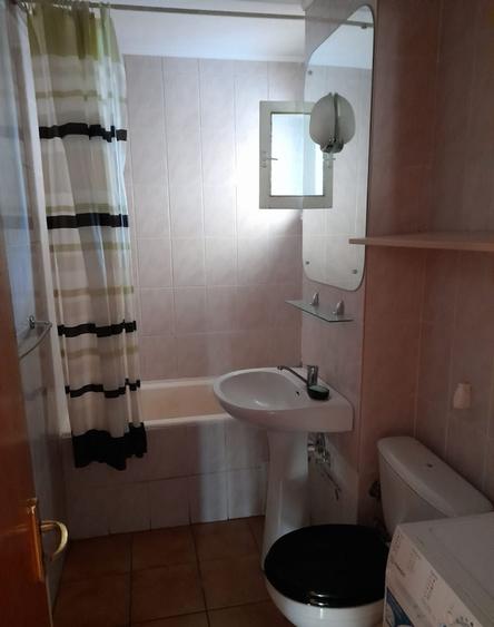 Apartament cu 3 camere semidecomandat, mobilat în Colentina