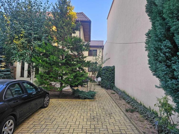 Casă cu 4 camere cu Teren 300 Mp în Domenii
