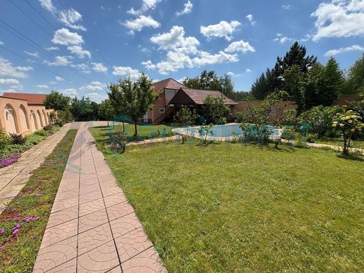 Casă individuală cu 13 camere cu Piscina în Sânmartin