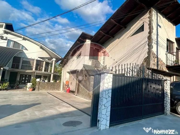 Casă cu 10 camere cu Teren 750 Mp în Central