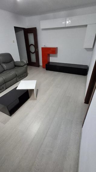 Apartament cu 3 camere semidecomandat în Micro 6