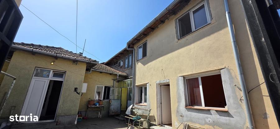 Casă cu 7 camere cu Teren 170 Mp în Tomis I