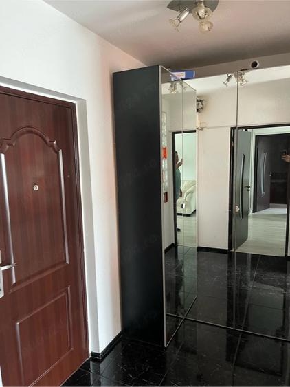 Apartament cu 2 camere semidecomandat în Berceni