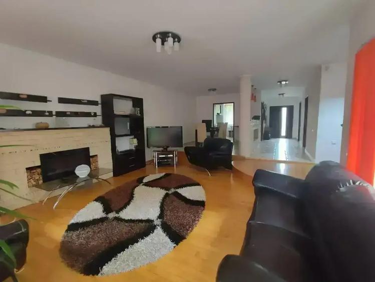 Casă cu 5 camere cu Canalizare în Central