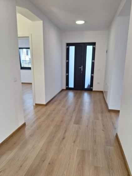 Casă cu 4 camere decomandat în Curtești
