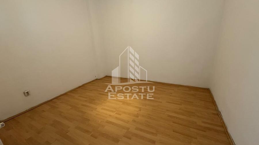 Apartament cu 3 camere semidecomandat în Lipovei