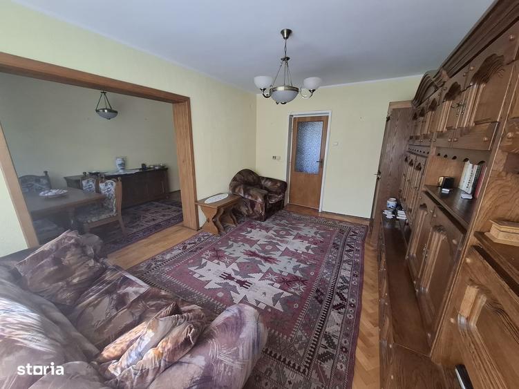 Apartament cu 4 camere semidecomandat în Săsar