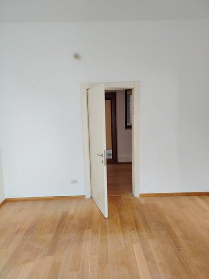 Apartament cu 6 camere decomandat, mobilat în Victoriei