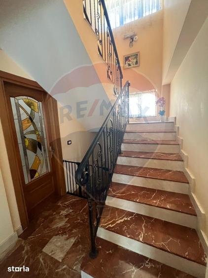 Casă cu 5 camere cu Teren 679 Mp în Central