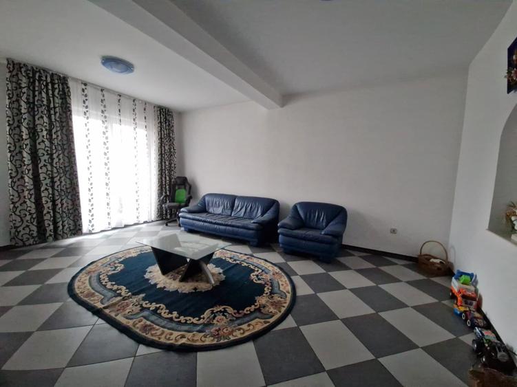 Casă individuală cu 5 camere cu Canalizare în Grivița